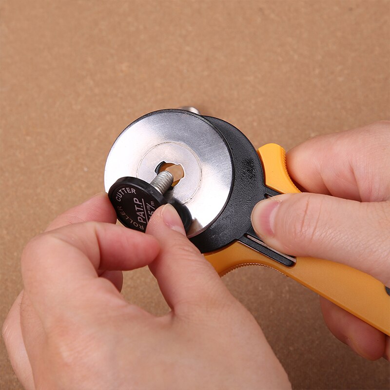 RORGETO 28/45mm Round Rotary Cutting Knife and Wordless Blades Leather Craft Stitching Roller Round Knife Cloth Cutting Knife