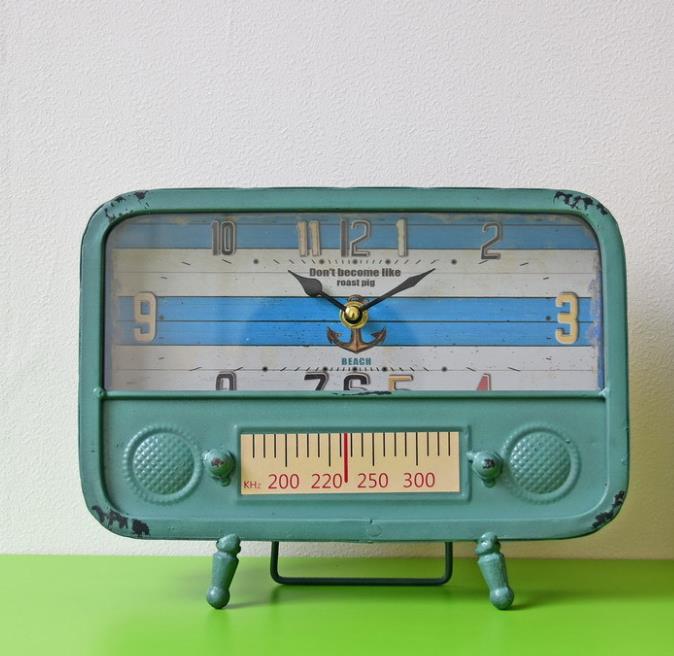 Metallklocka retro nostalgisk radiojärn metallbordsklockor termometer dispaly timer sovrum studie kontor antik dekor klocka