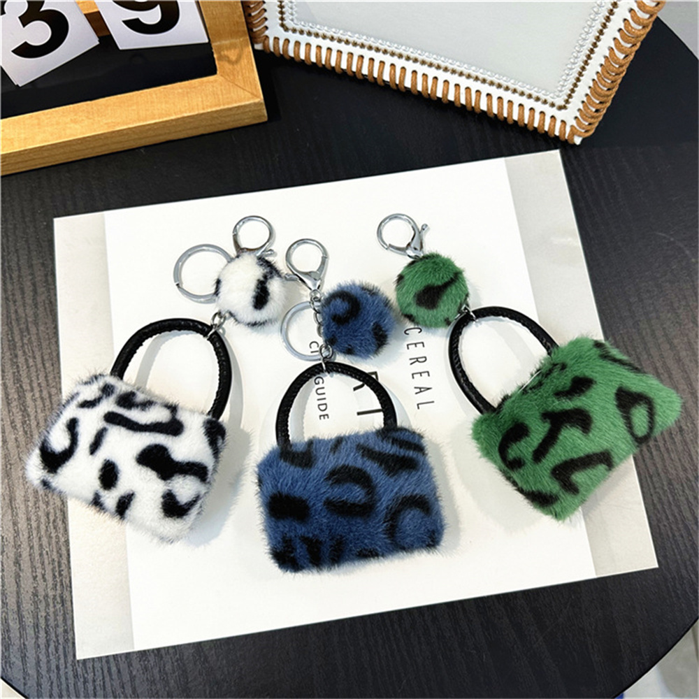 Llavero con colgante de leopardo para bolso, colgante de felpa suave con bola de pelo, accesorios para Moto,