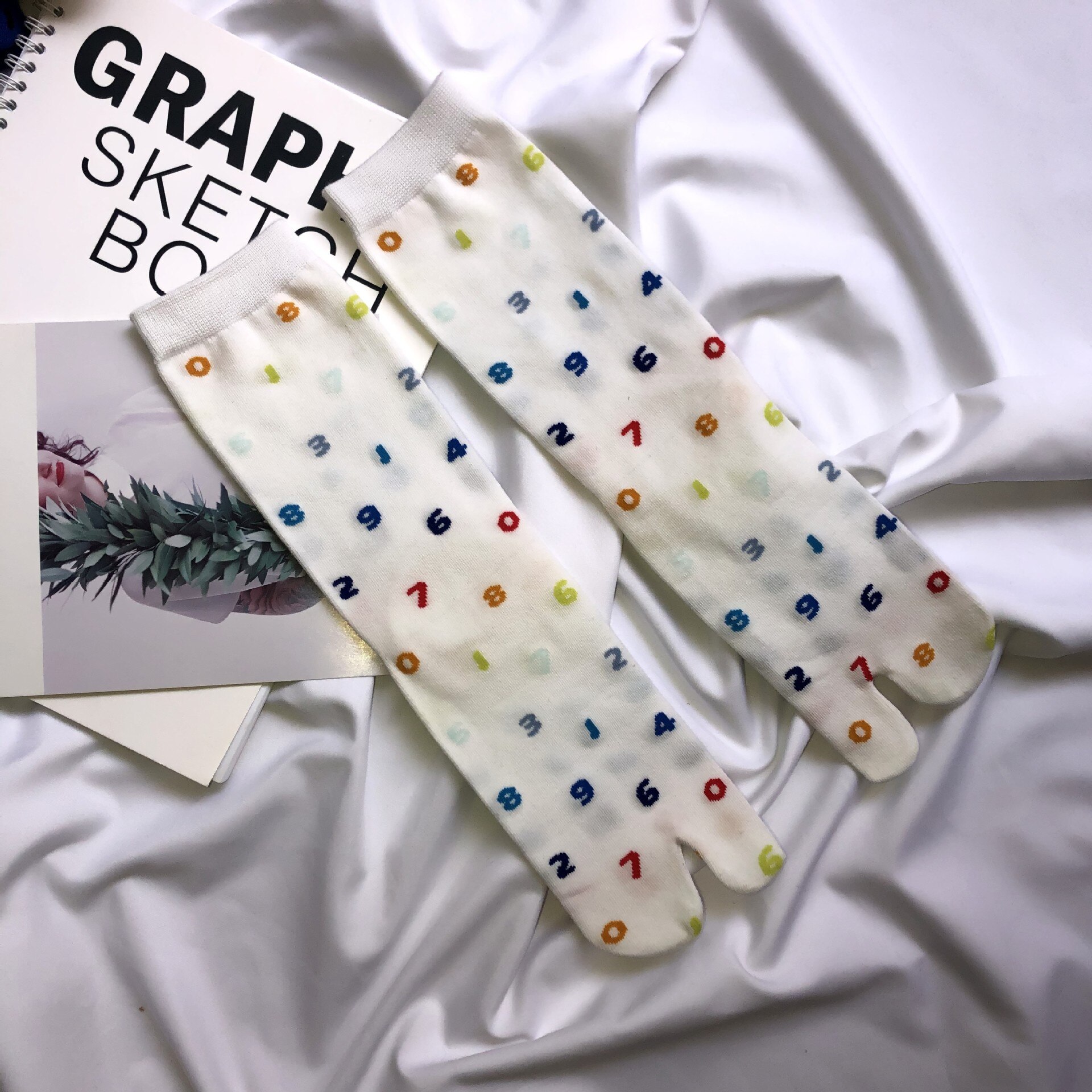 Chic Japanese Jacquard Split Toe Socks Digital Combed Cotton Two Toe Socks Women Korean Harajuku Two Finger Tabi Socks: Colorful Digital