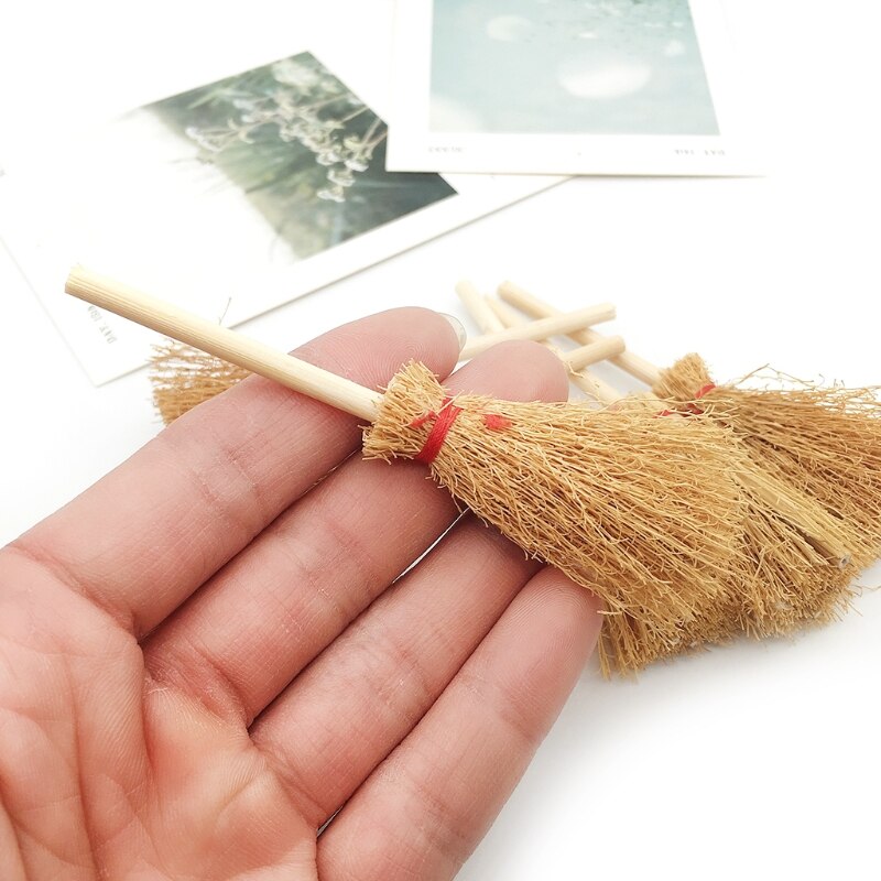 D08D 12 Stuks Mini Bezem Rood Touw Stro Bezems Opknoping Decoraties Voor Halloween Party Kostuum Heks Bezem Poppenhuis Accessoires