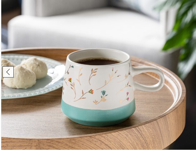 2 petit keramiske kopper er blå og rosa. te- og kaffekoppene får deg til å føle deg spesiell.