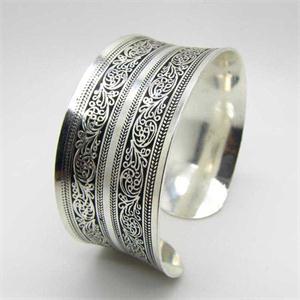 Donne Bracciali Vintage ▾ Larga Uccello Prugna fiore di Stampa Del Fiore D'argento Del Tibet Placcato totem Braccialetti A Fili Multipli Braccialetti