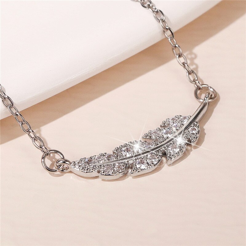Huitan Tijdloze Stijl Vrouwen Ketting Eenvoudige Stijlvolle Hanger Shiny Zirconia Ketting Voor Party Verklaring Sieraden