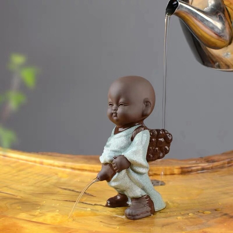 Lila lera te husdjur prydnad buddha figurer liten munk yixing pojke spray kissa tebord heminredning hantverk: Grön