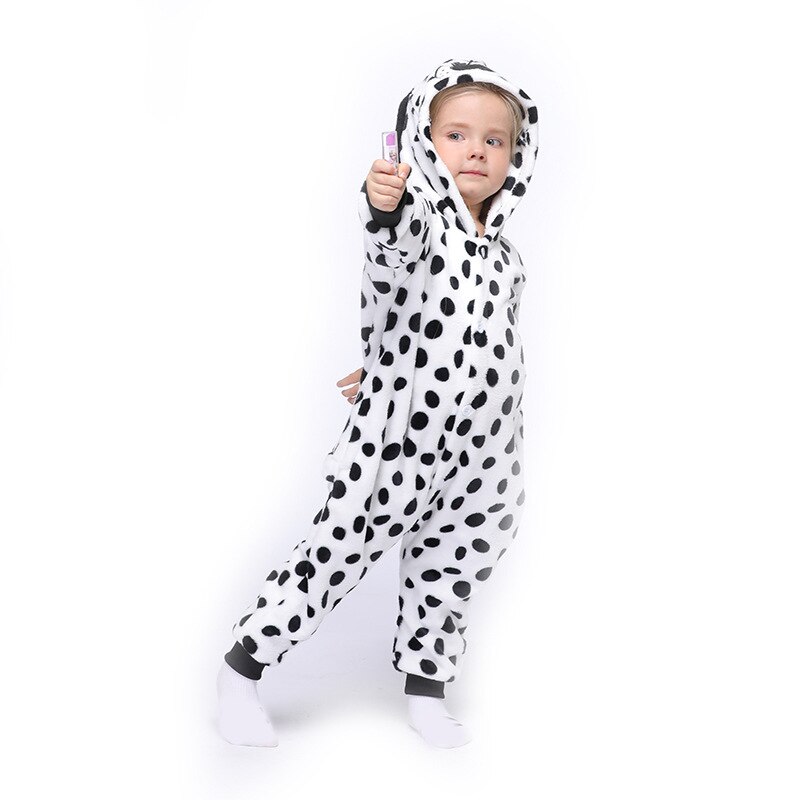 Pijamas de animales de franela, nueva versión coreana de los perros dálmatas de fondo blanco, bata de noche de una pieza para el hogar,