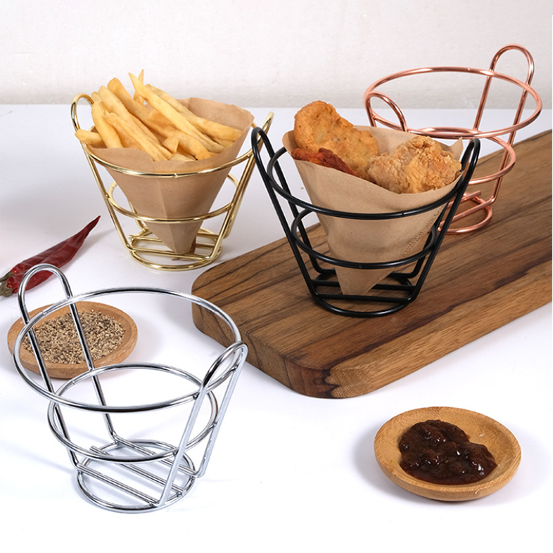 Frietkraam, puntzak, mandje, friethouder met dipschaaltje, puntzak, snack, gefrituurde kip, displayrek, voedselplanken, kom, keukengereedschap
