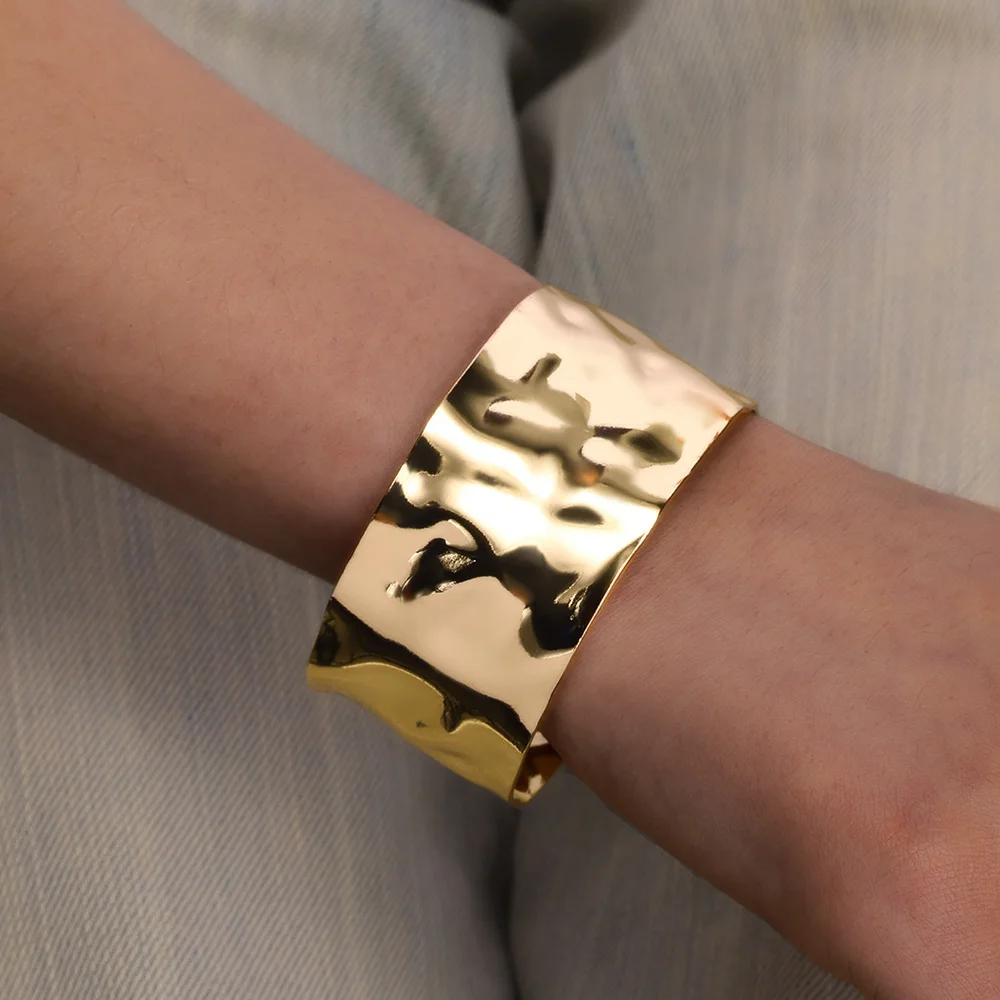 Brazalete clásico con apertura de textura arrugada para mujer, brazalete exquisito, Color dorado, adorno de mano de acero inoxidable,