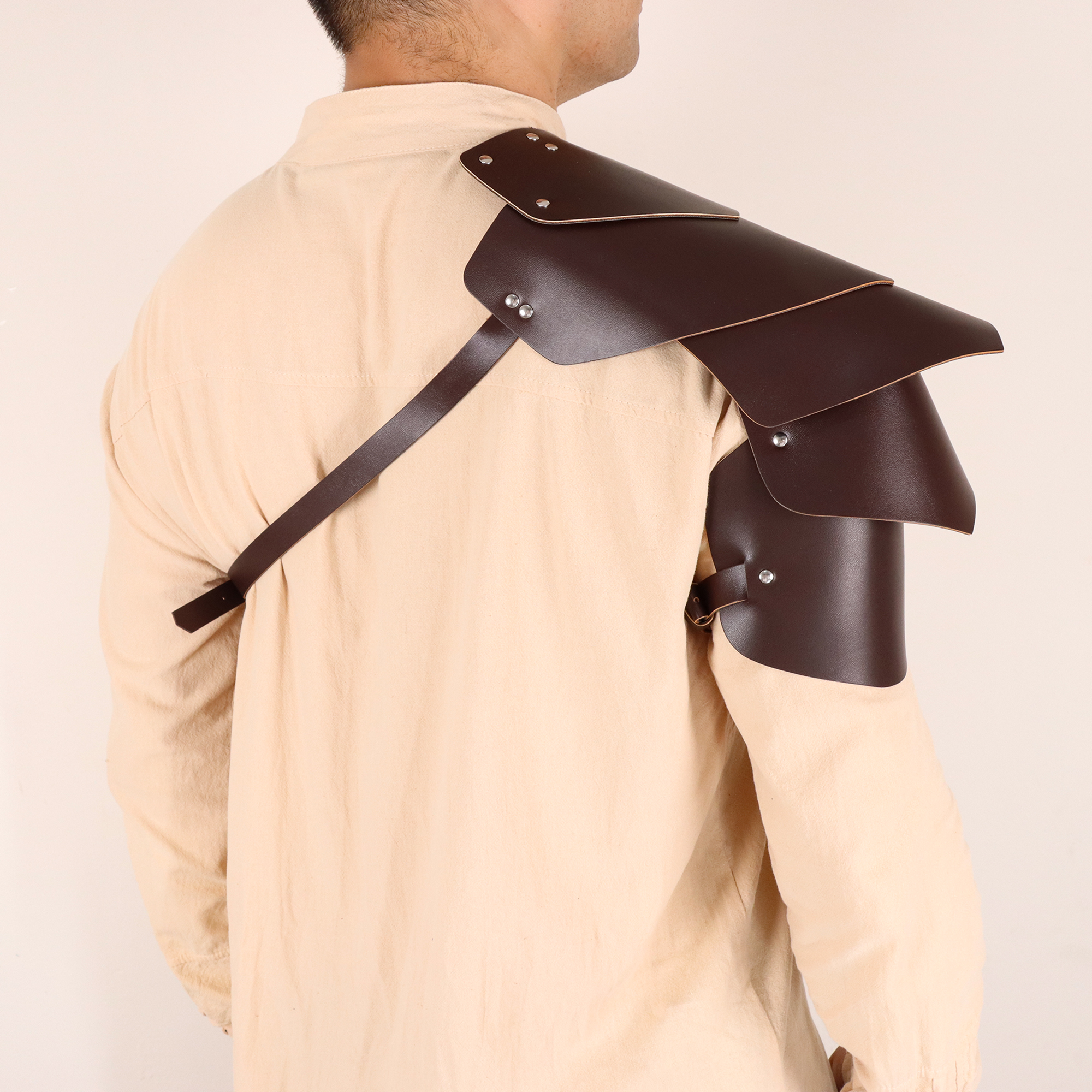 Armatura per spalla da cavaliere medievale - Pauldron in pelle PU realizzato a mano con vestibilità regolabile per costume di Halloween, LARP, articoli per feste
