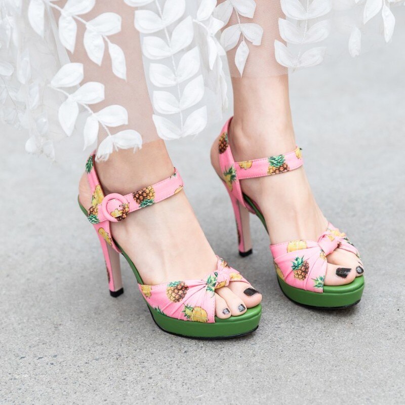 Kvinders peep toe pink ananas frugt printede sandaler sommer mærkelige højhælede slingback sko pumps ankel spænde sød  c403