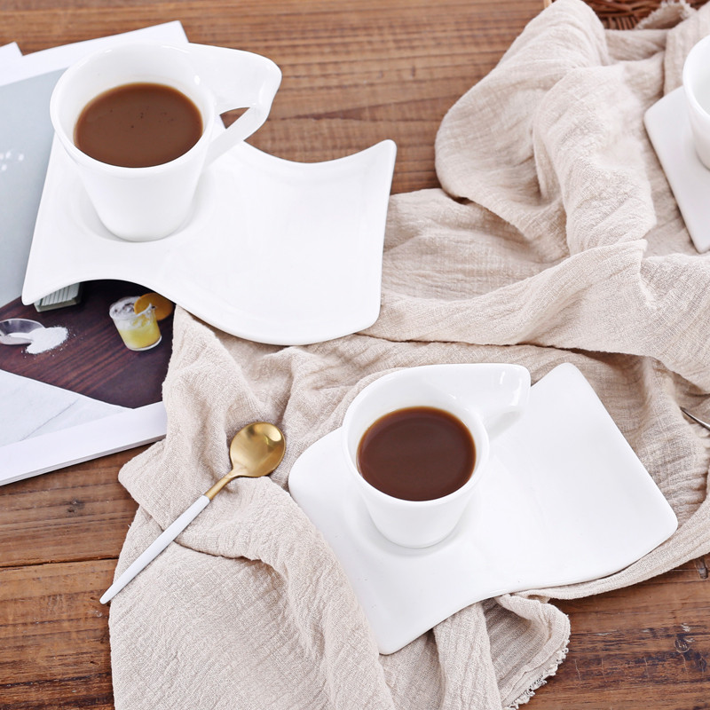 Ensemble tasse à café en céramique avec soucoupe ondulée et cuillère, petite tasse de luxe européenne pour Couple, tasse à lait en porcelaine blanche, tasse à thé de bureau