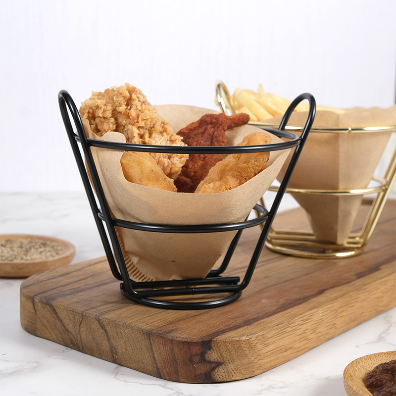 Frietkraam, puntzak, mandje, friethouder met dipschaaltje, puntzak, snack, gefrituurde kip, displayrek, voedselplanken, kom, keukengereedschap