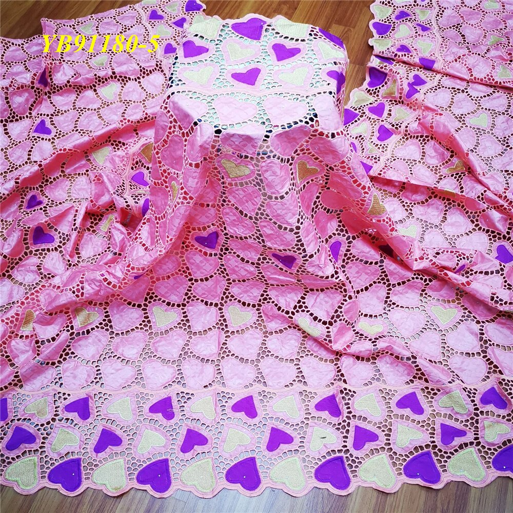 La couleur est lumineux bébé rose et belle Bazin femme style 5 yards