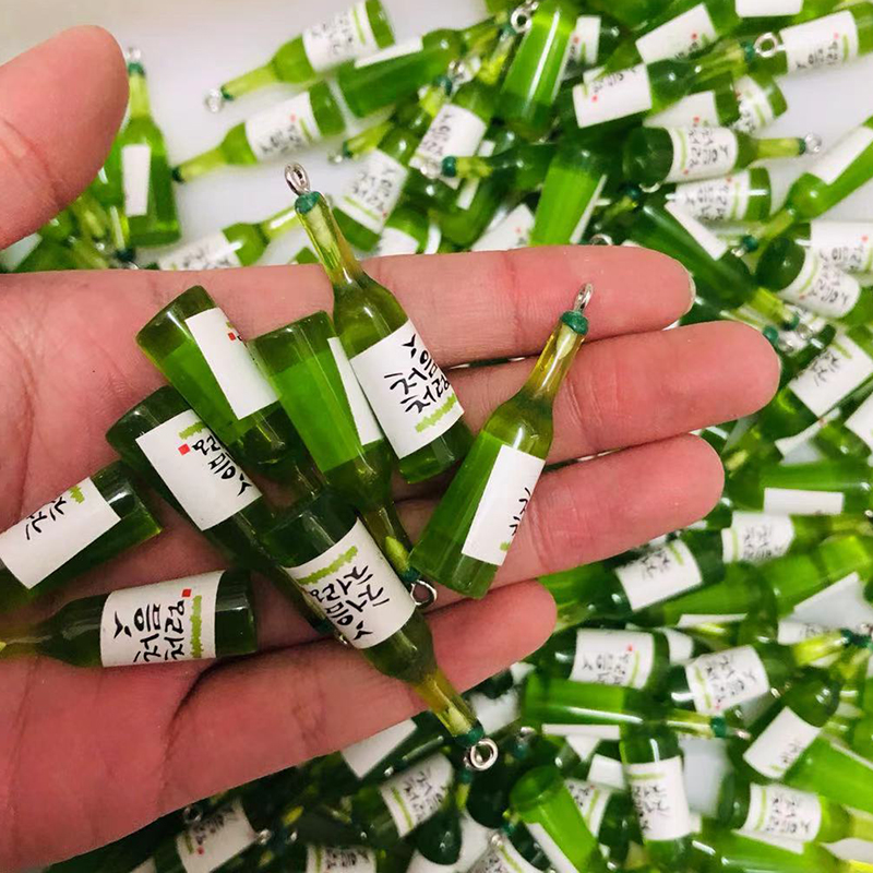 10 stk 39 x 9mm ins koreansk ølflaske ørering harpiks charms sjove drink flasker vedhæng til nøgleringe tilbehør gør det selv smykker lave