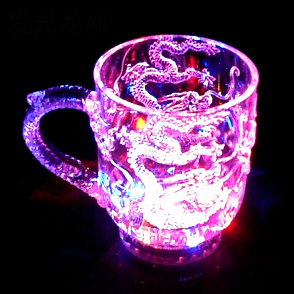 Die leuchtende tasse ist eine helle LED-blitz tasse mit wasser und farbe sensor farbwechsel tasse Neue Drachen tasse регулятормощности