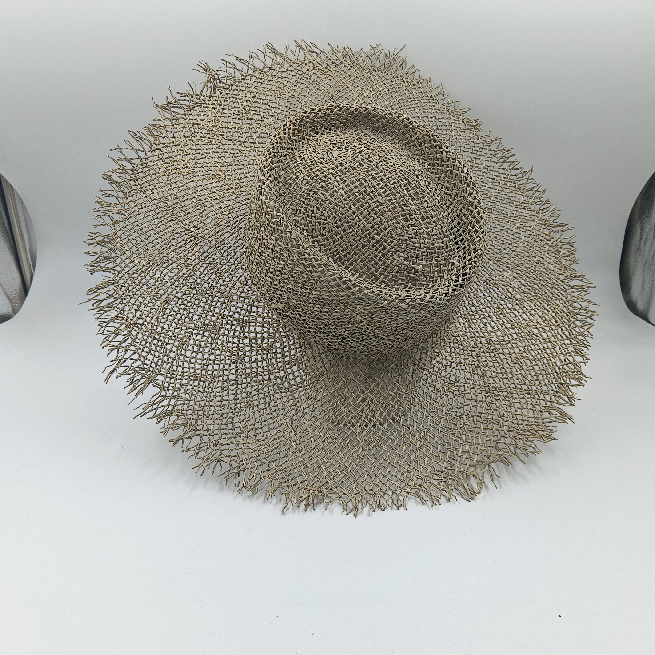 Chapéu de palha raffite de jazz de aba grande feminino inglês retro versátil praia protetor solar chapéu hepburn estilo senhora francesa: Prateado