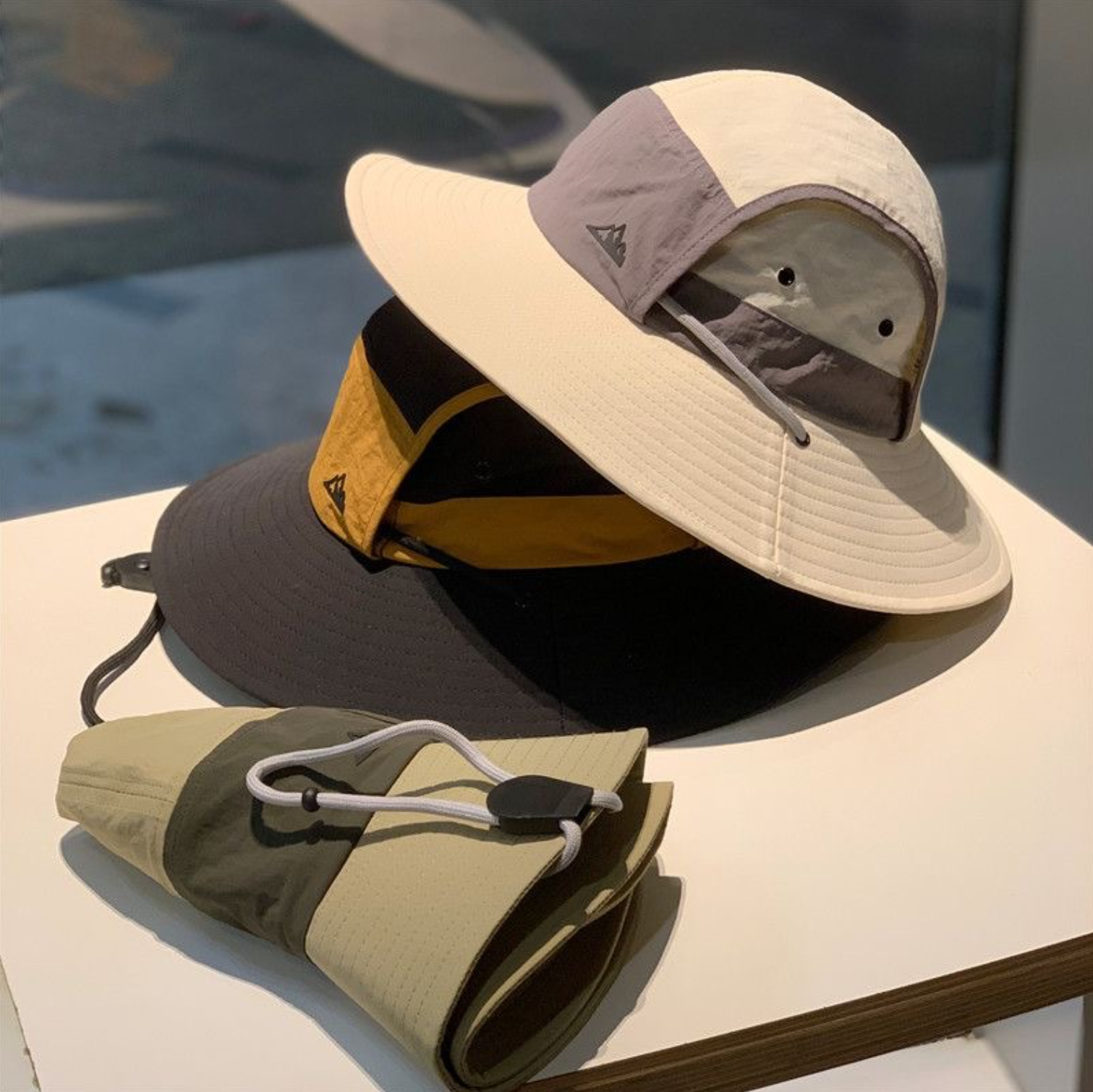 Ein faltbarer, leichter, schnell trocknender, sonnenschützender Fischerhut mit Farbblock. unisex-Stil mit großer Krempe für atmungsaktiven Sonnenschutz. Geeignet für draussen-Aktivitäzehn, Wandern, Angeln und Höhle täglichen Freizeitgebrauch.