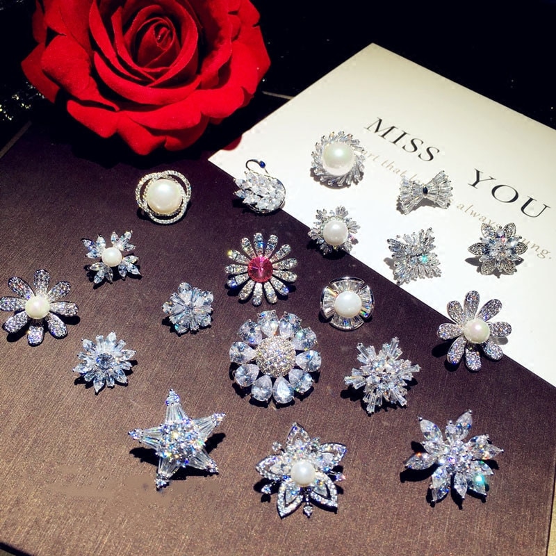 Spille Per Le Donne Fiocco di Neve Cubic Zirconia Fiore All&#39;occhiello Temperamento di Alta Qualità Colletto Della Camicia Sciarpa Spille Gioielleria Raffinata