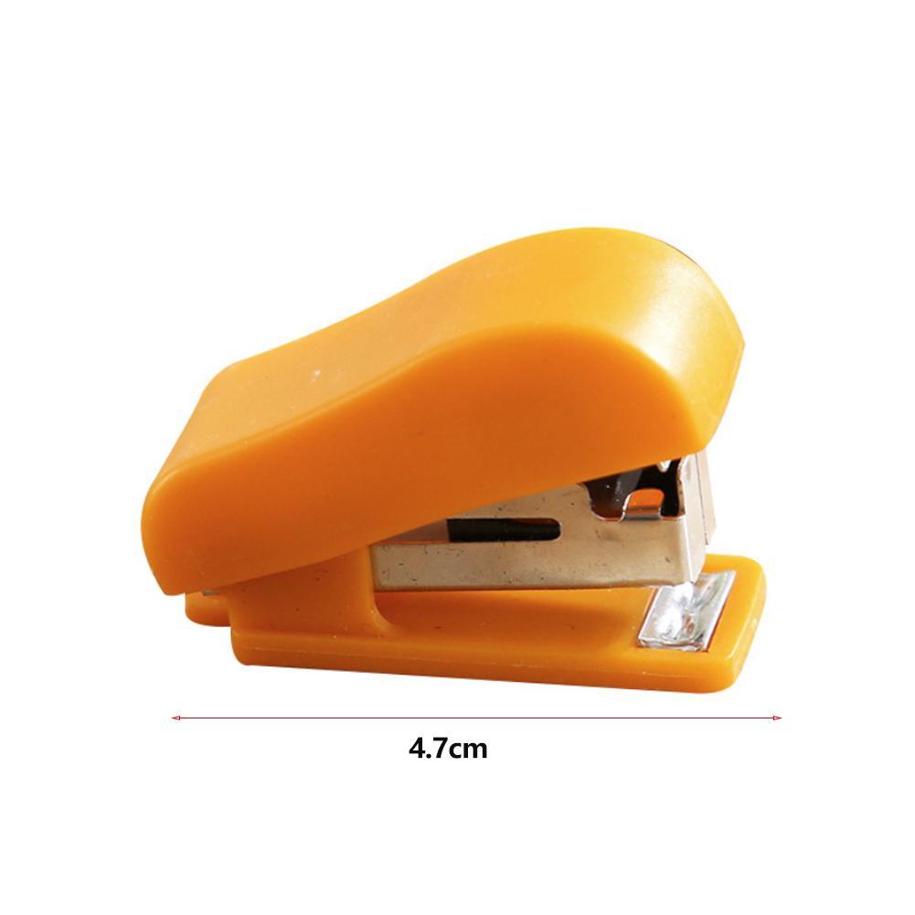1 pc bærbare kawaii super mini hæftemaskiner nyttige mini papirvarer sæt kontor tilfældige små hæftning bindende farve hæfteklammer  w6 i 3