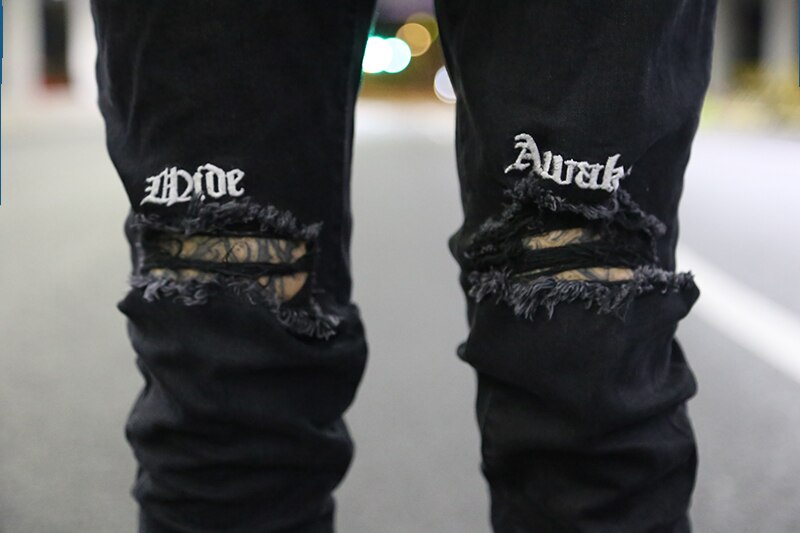 Pantalones vaqueros rasgados bordados hasta la rodilla para hombres Hip Hop skinny de motorista pantalones vaqueros rotos con cinta Slim Fit pantalones vaqueros negros Jogger