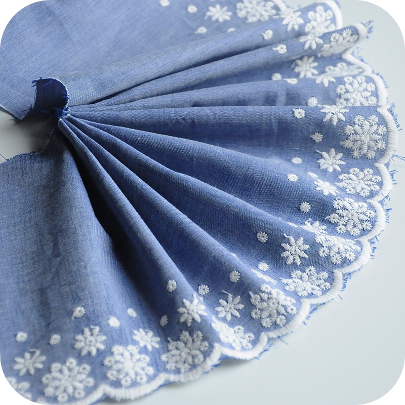 Hvid blomster broderet bomuld denim stof bredde = 15cm diy tøj sy stof kjole tøj dekoration blå denim materiale