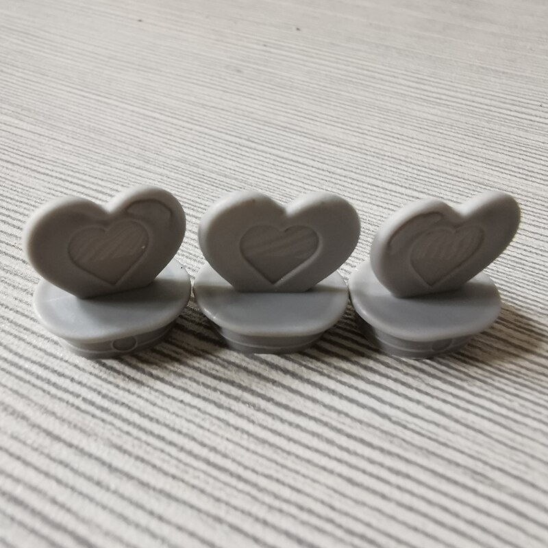 500Pcs Netto Rode Creatieve Colofull Hart Vorm Stopper Takeaway Verpakking Melk Thee Beker Deksel Stoppers Lekvrij Liefde Plastic Plug