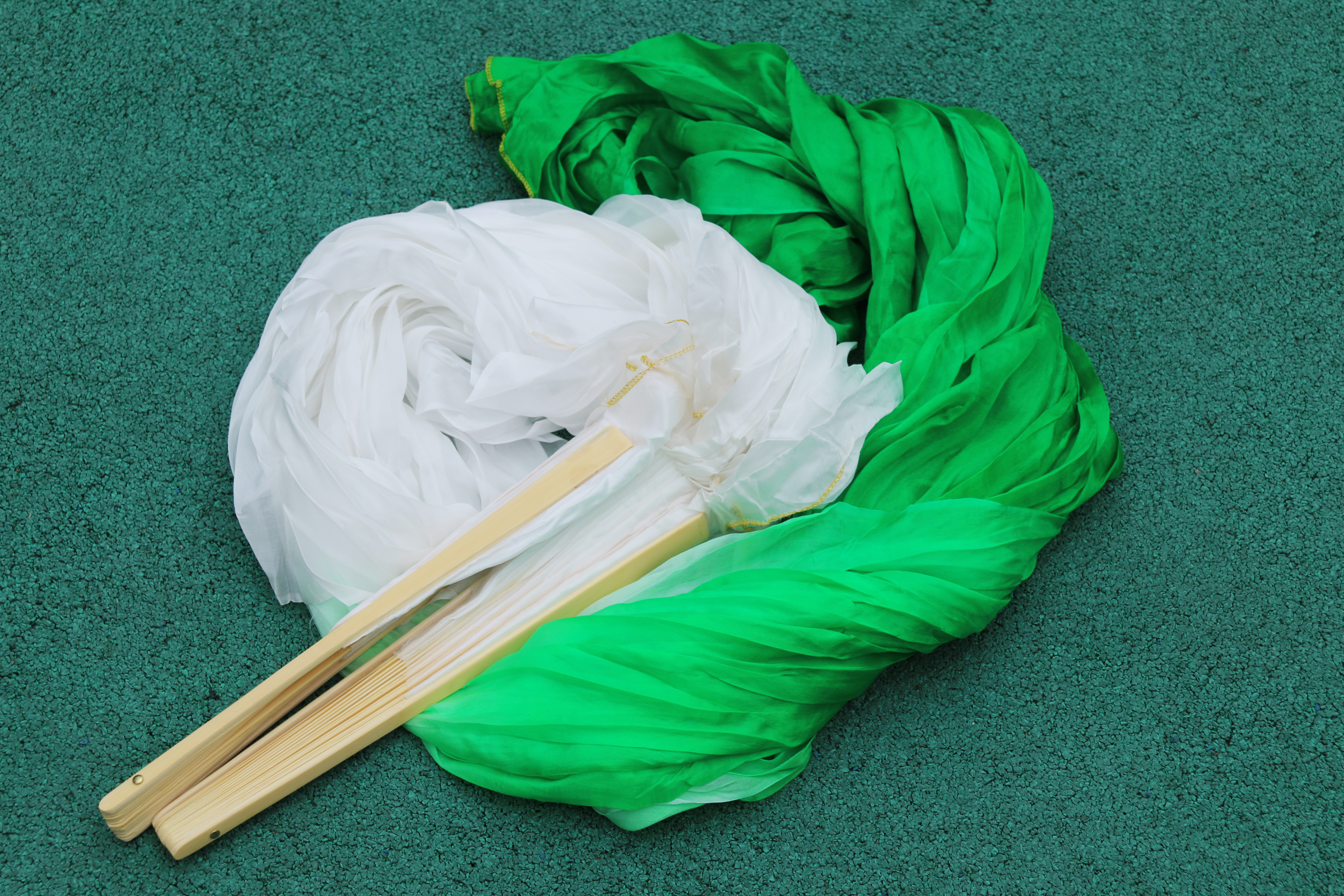 Par de abanicos del baile de seda china de para mujer, abanicos del baile del vientre, barata, BLANCO + verde claro + verde