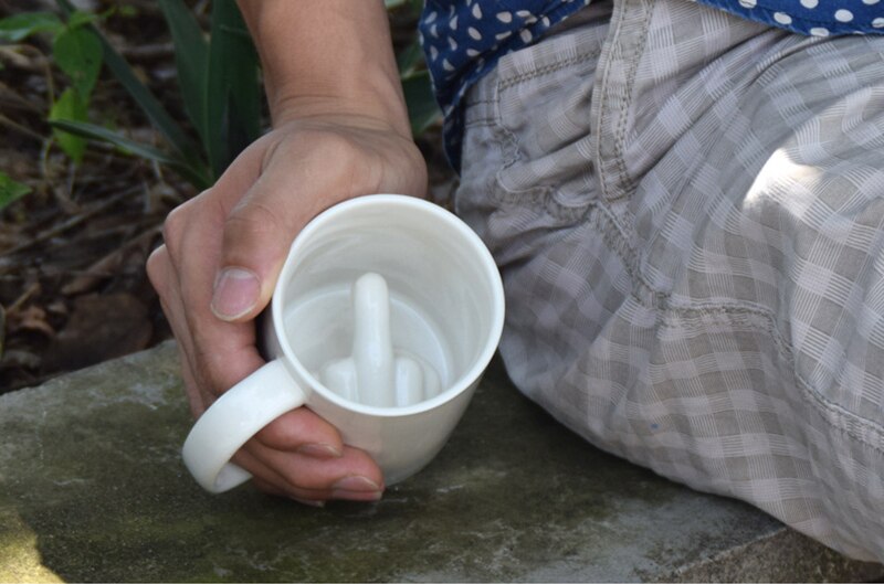 Taza de estilo de dedo medio blanco, para mezclar café, leche, taza divertida de cerámica, taza de agua de capacidad de 300ml