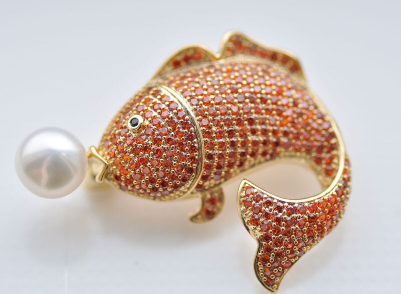 P7335 Lovely 38mm White Round Pearl Bead Fish CZ Brooch