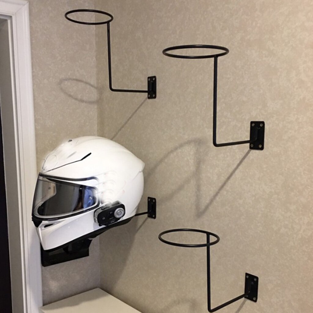 Vægmonteret hjelmholder krogstativ, der viser motorcykel tilbehør til huset