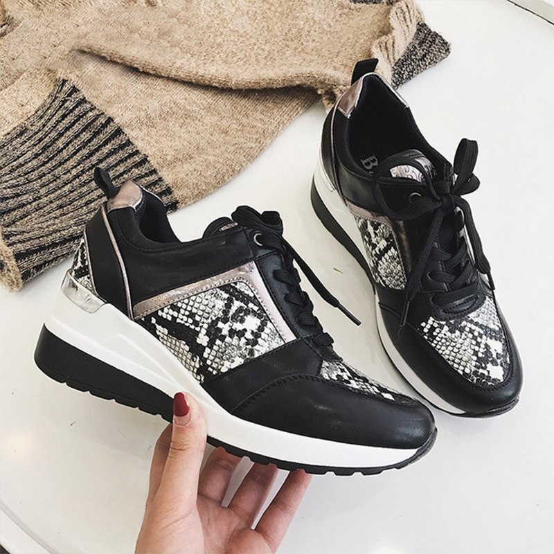 Kvinders sneakers slangeprint vulkaniserede sko kilehæl kvinde løbesko forår efterår kvindelige snøresko damesko