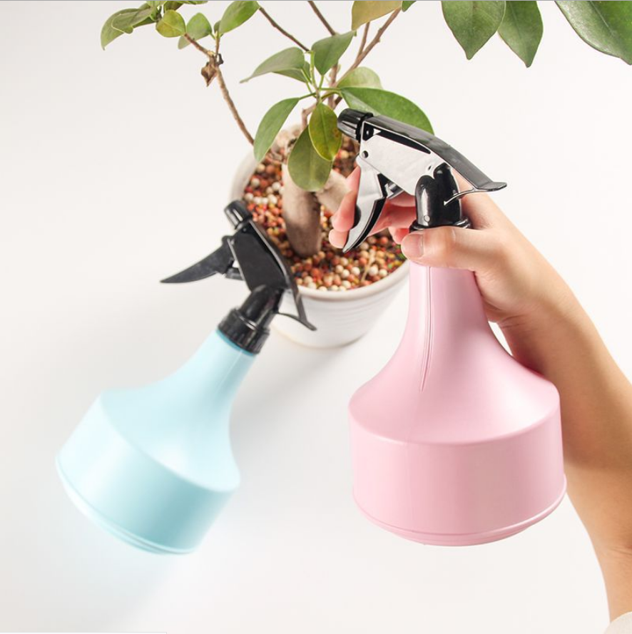 Plastic waterspuitfles bloemen schoonmaken planten water geven uk leeg gereedschap tuin