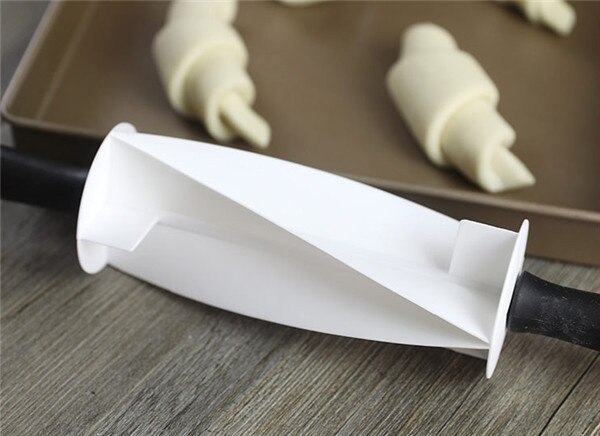Bakvorm met kunststof handvat voor het maken van croissantdeeg, banketbakkersmes met houten handvat, bakkeukenmes