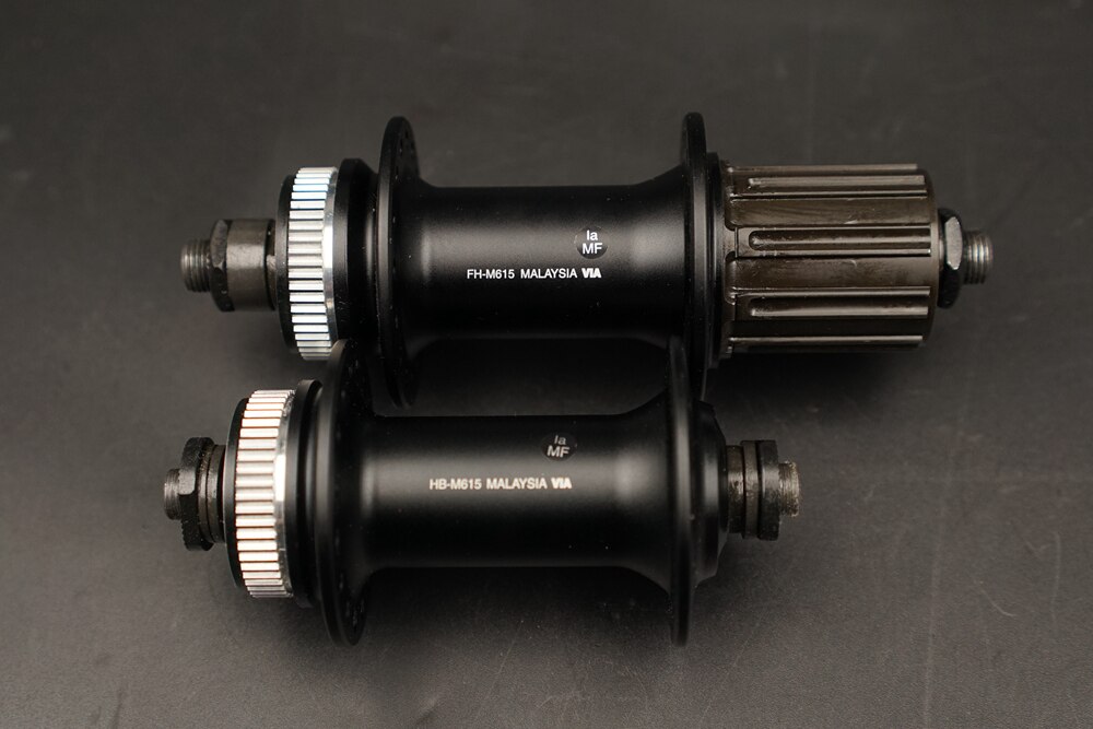Shimano Deore HB - M615 centro delantero y trasero, cerradura central, Frente QR 9x100mm/trasero 10x135mm 1 par, negro