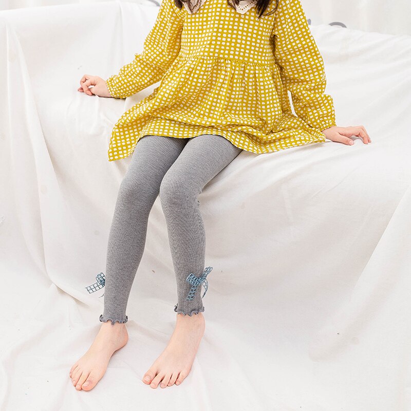 Cute girl hollow bow knot orecchie di legno pantaloni a nove punte primavera e autunno leggings slim per bambini a sezione sottile verticale sottile