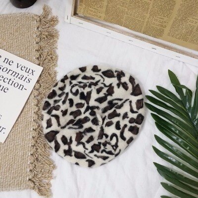 1pc Winter Warm Faux Wool Leopard Beret Women Girls French Artist Beanie Hat Cap Kawaii Leopard Flat Top Caps Warmers: 1pc Beige