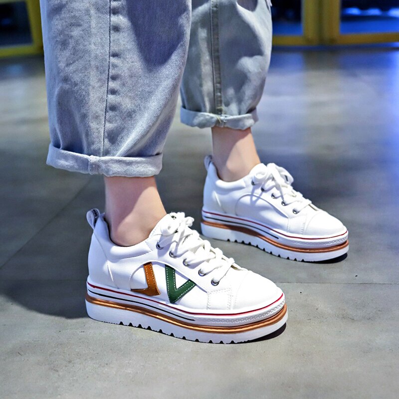 Nuevos y bonitos zapatos de cuero PU con tacones planos para mujer, zapatillas de lluvia más populares para mujer, Calzado cómodo negro y blanco para adultos de verano