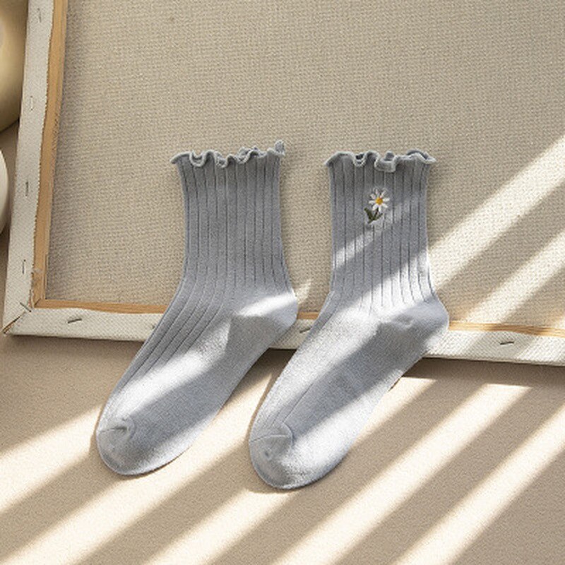 Femmes chaussettes Streetwear petites pâquerettes broder chaussettes mignonnes femmes japonais coréen Harajuku Style Kawaii chaussettes pour dames: Gray