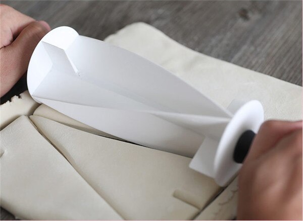 Bakvorm met kunststof handvat voor het maken van croissantdeeg, banketbakkersmes met houten handvat, bakkeukenmes