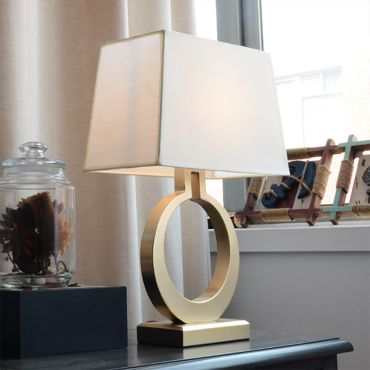 Modern lyxig bordslampa villa gyllene matbord dekoration bordslampa nordisk retro sovrum sänglampa led ljus: Guld-