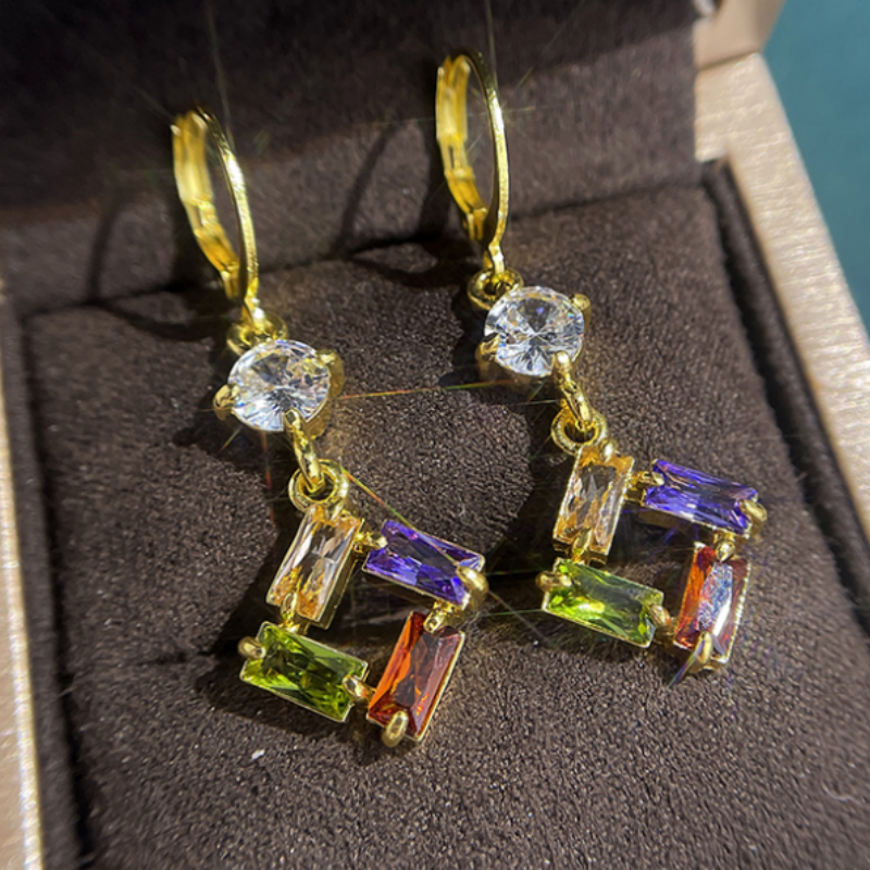 Prachtige lange oorbellen met blad-/bloemontwerp voor dames verspreid met fonkelende zirkonia mode-huwelijkssieraden: Goud-kleur