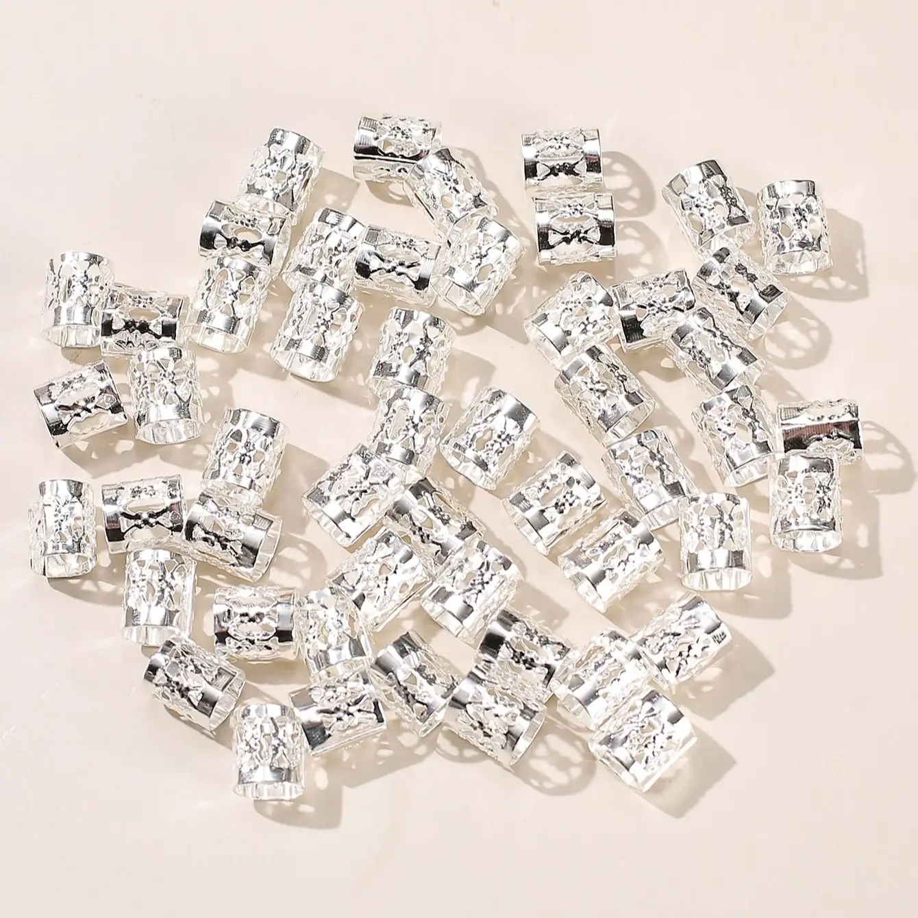 50pcs métal évider anneau de cheveux accessoires, perles cheveux tresse anneaux Clips redoute serrures cheveux tressage métal manchettes décoration: Argent