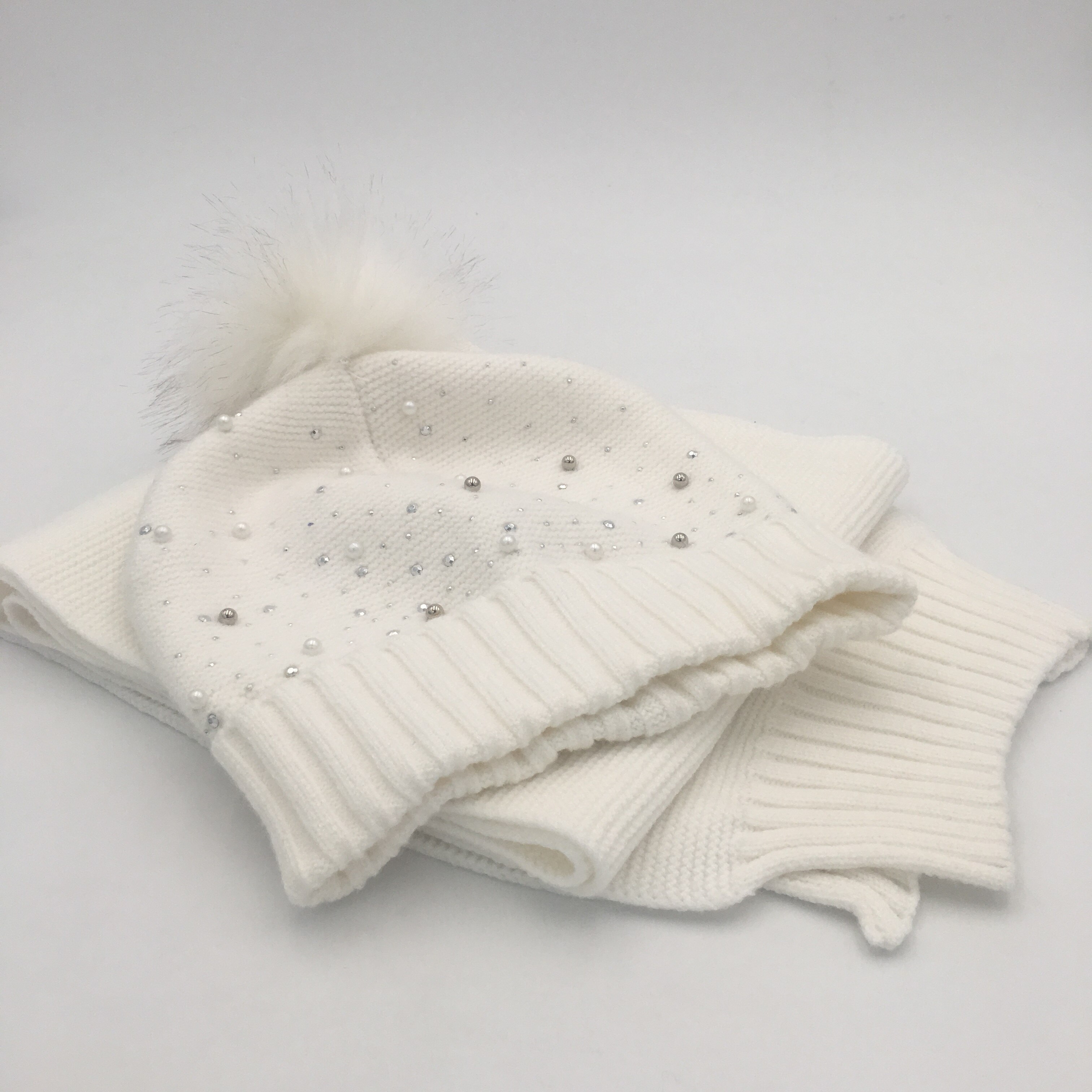 Vinter vuxna damer kvinnors enkla vita pompoms med pärlor och strass stickad mössa +scarf set