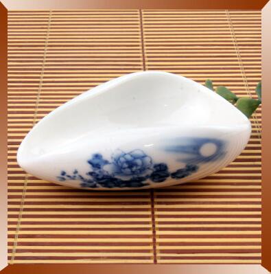 The blue and white porcelain Cha He * Tea Presentation Vessel