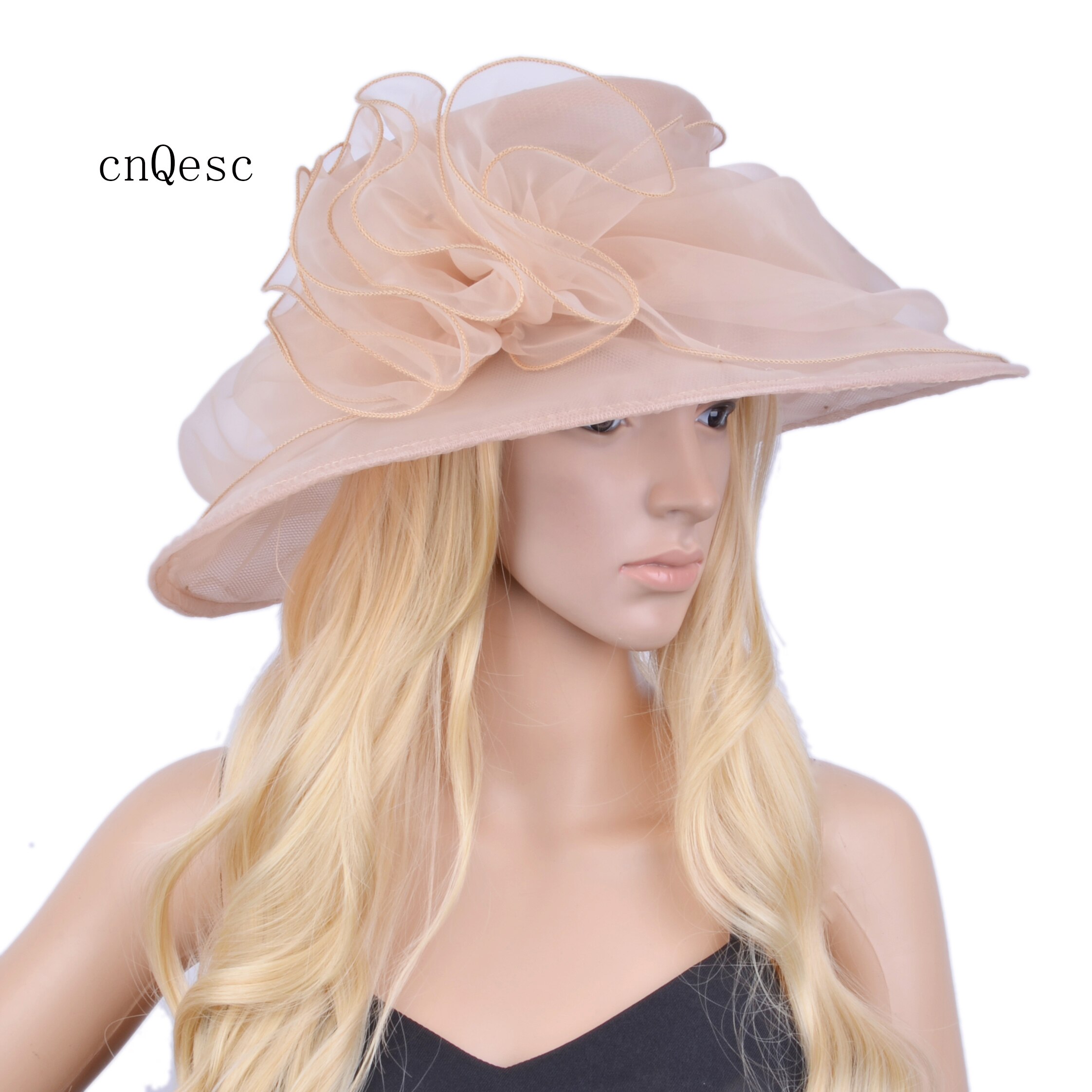 Beige organza hoed met grote rand, kerkhoed.