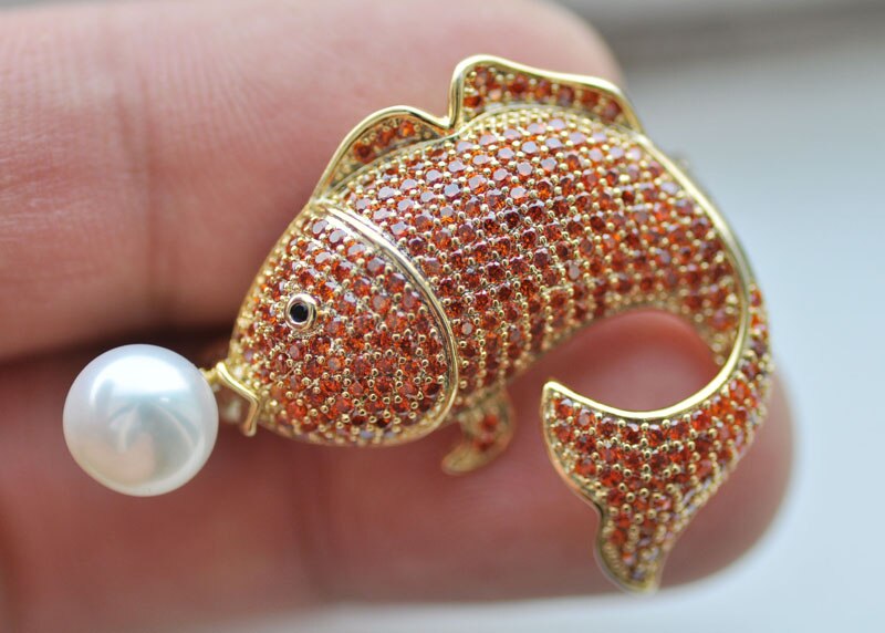 P7335 Lovely 38mm White Round Pearl Bead Fish CZ Brooch