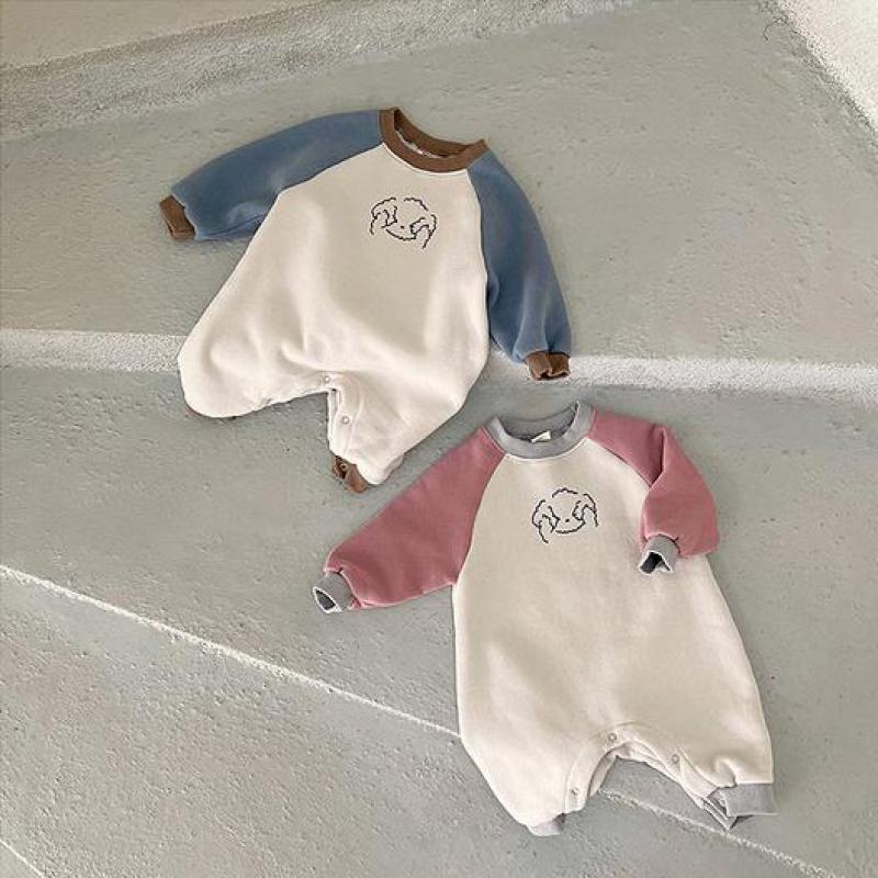 2022 , farblich abgestimmter herbst-Winter-Gesamt mit warmem tragegefühl für jungen und mädchen, mit verdeckten knöpfen und niedlichem Karikatur-aufbringen.