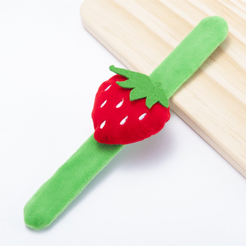 1 stk plys legetøj frugt pop ring børn sjov blød pp bomuld æble jordbær gulerod avocado vandmelon smykker dekoration legetøj: Jordbær