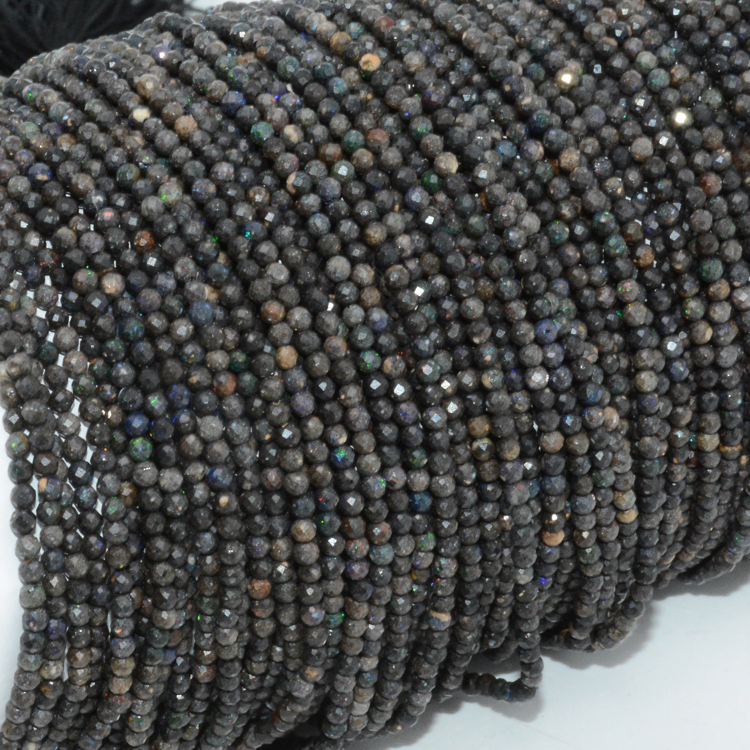 Natürlich schlicht - mittelschwarze/graue, facettierte, runde opalperlen 2mm-2.2mm