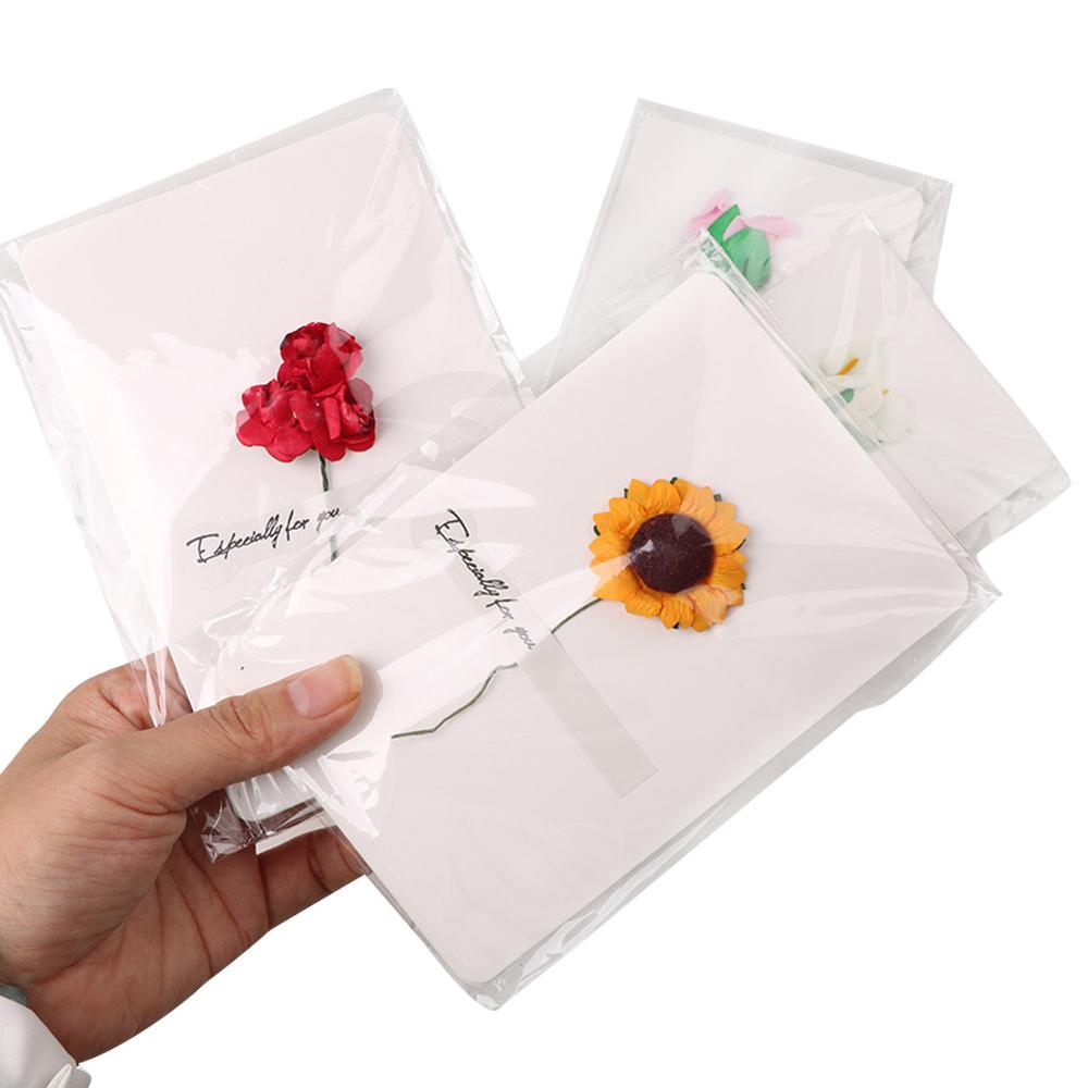 Uitnodigingskaart met gedroogde bloemen, handgemaakte kaarten, handgeschreven kaarten, verjaardagskaarten, bruiloftskaarten, bedankkaartjes, papier